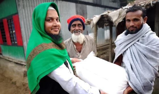 মোল্লাহাটে অসহায়দের কম্বল ও চাল বিতরণ