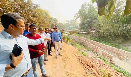 সরাইলে খাল দখল প্রতিরোধ, অবৈধ দেওয়াল ভেঙ্গে দিলেন ইউএনও