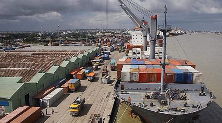 চট্টগ্রাম বন্দরে পণ্য ওঠা-নামা বন্ধ—কর্মবিরতিতে শ্রমিকরা