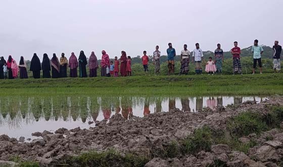 রাতের আঁধারে সরকারি রাস্তা কেটে ফসলি জমিতে পরিনত