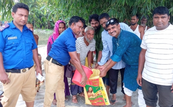 ভূরুঙ্গামারীতে বন্যা কবলিত প্রত্যেককে  ১০ কেজি  জিআর চাল বিতরণ