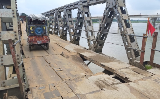 সোনাহাট স্থলবন্দর যোগাযোগ সেতুর পাটাতন ভেঙে যান চলাচল বন্ধ