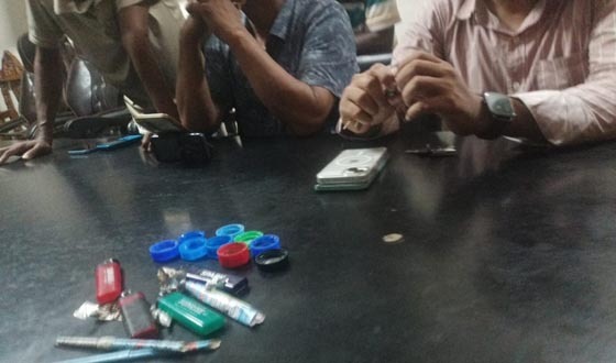 বাসের ভিতরেই ইয়াবা সেবন করছিলো সুপারভাইজার ও হেলপার