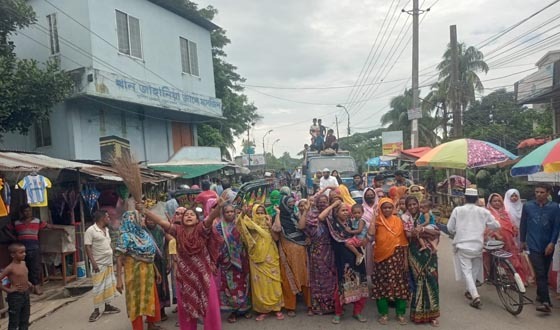 ছাত্রদলের সম্পাদকসহ তার সহযোগিদের গ্রেপ্তারের দাবিতে ঝাড়ু মিছিল