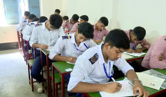 রাজশাহীতে উৎসবমুখর পরিবেশে এইচএসসি পরীক্ষা শুরু