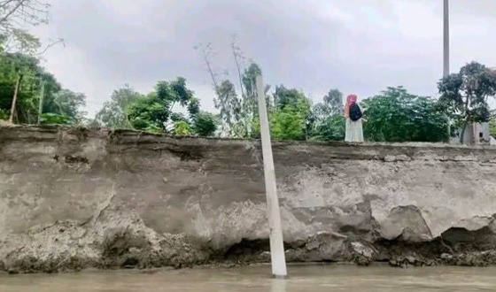 ব্রহ্মপুত্রের ডানতীর রক্ষা বাঁধে ধস, বাড়ছে জনমনে আতঙ্ক