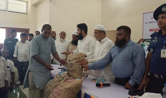 পোরশায় কৃষি প্রণোদনা বিতরণের উদ্বোধন