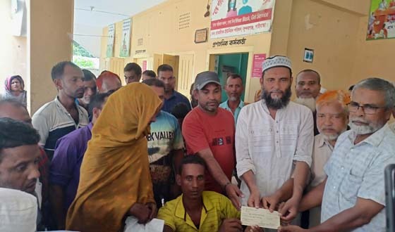 সুন্দরগঞ্জে ক্ষতিগ্রস্ত পরিবারের মাঝে সহায়তার চেক বিতরণ