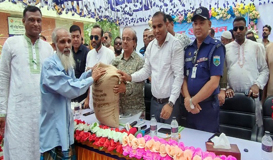 রাণীনগরে চাল,সার-বীজ বিতরণ ও ভিত্তিপ্রস্তর স্থাপনের উদ্বোধন