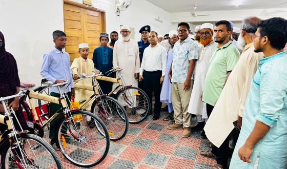 দেবহাটায় সেলাই মেশিন, বাই সাইকেল, ভ্যান ও স্কুল বেঞ্চ বিতরন