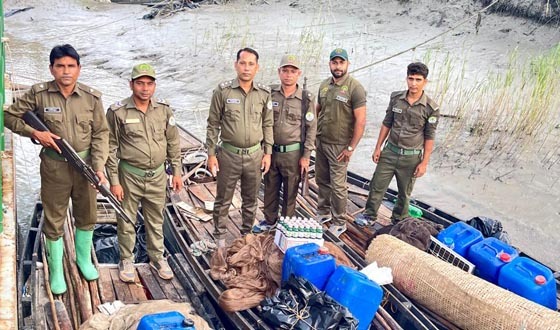 সুন্দরবনে বিষদস্যুেদর অপচেষ্টা নস্যাৎ, নৌকাসহ কীটনাশক জব্দ