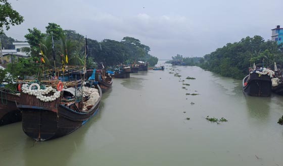 সুন্দরবন ও বিভিন্ন মৎস্যঘাটে আশ্রয় নিয়েছে শত শত ফিশিং ট্রলার