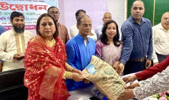 লৌহজংয়ে কৃষকদের সার, গাছের চারা বিতরণ কর্মসূচির উদ্বোধন
