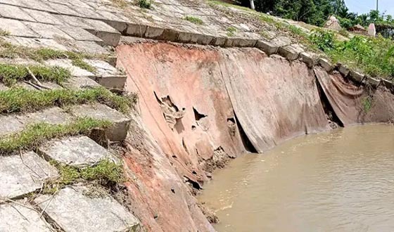 কুড়িগ্রামে ব্রহ্মপুত্রের ডানতীর রক্ষা বাঁধে আবারও নেমেছে ধস