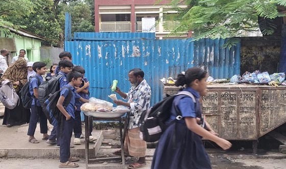শেরপুরে প্রাথমিক বিদ্যালয়ের প্রধান ফটকের সামনে ডাস্টবিন