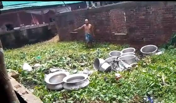 ঈদগাঁওতে কচুঝাড় পরিষ্কার করতে গিয়ে রান্নার সরঞ্জাম উদ্ধার