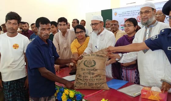 সাপাহারে প্রান্তিক কৃষকদের বিনামূল্যে কৃষি প্রণোদনা বিতরণ