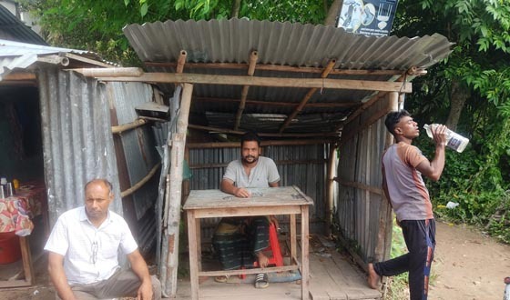 দিঘলিয়ায় খেয়াঘাটের দুই পারে টোল আদায়ে দুই সাব ইজারাদার