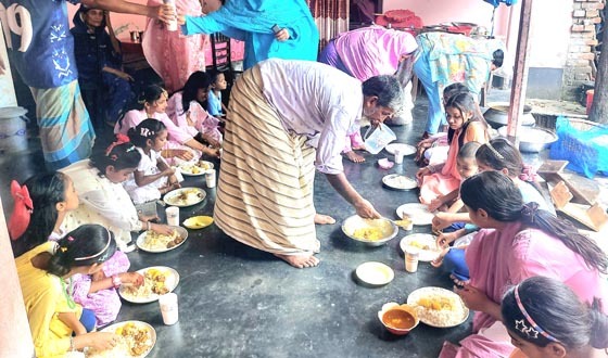 শিশু শিক্ষার্থীদের মনোবিকাশে শিক্ষিকা মমতাজ বেগমের বনভোজন