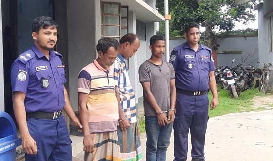ছোলা বুট ও সরিষা উদ্ধারের পরে ট্রাক চালক ও হেলপারসহ আটক ৪