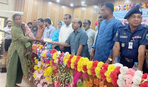 রাণীনগরে অর্থসহ বিভিন্ন অনুদানের চেক ও সামগ্রী বিতরণ