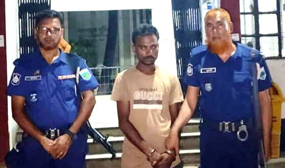 চাটমোহরে চোলাই মদসহ মাদক কারবারী আটক