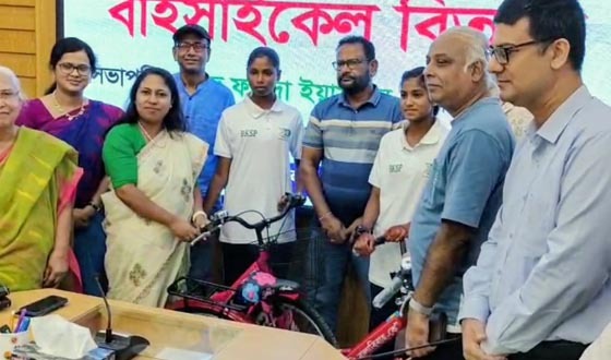 শেরপুরে প্রতিভাবান দুই নারী খেলোয়াড়কে সাইকেল উপহার