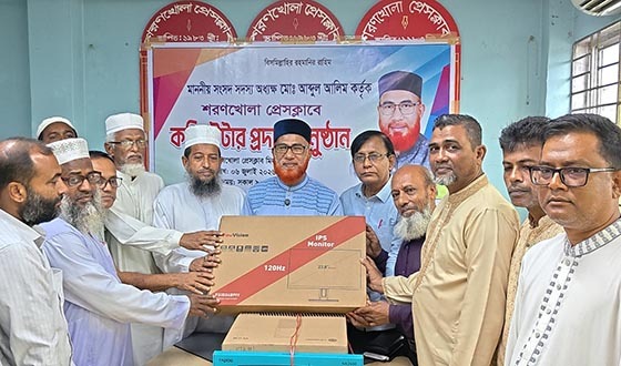 শরণখোলা প্রেসক্লাবে কম্পিউটার ও আসবাবপত্র উপহার দিলেন এমপি