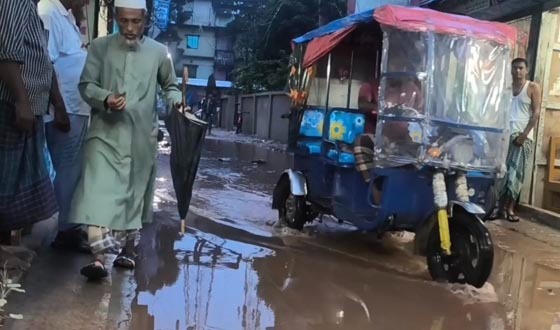 মিরওয়ারিশপুরে সড়কে জলাবদ্ধতা, দুর্ভোগে হাজারো মানুষ