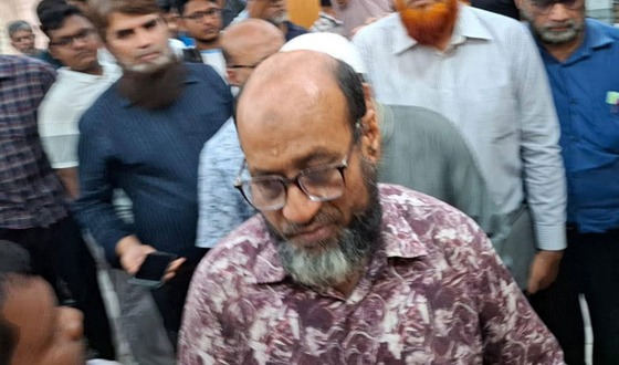 জুলাই বিরোধী আখ্যা দিয়ে স্বাস্থ্য পরিচালককে বের করে দিয়ে কক্ষে তালা
