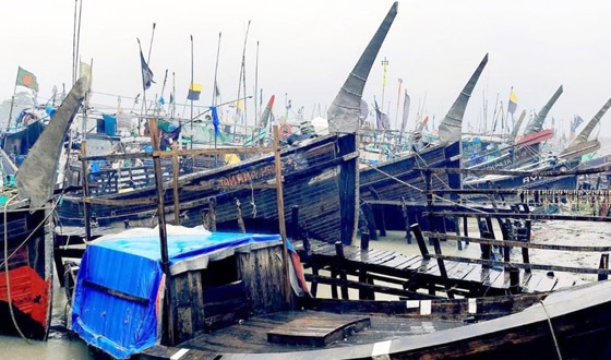 কলাপাড়ার উপকূলজুড়ে বিরামহীন বৃষ্টিতে জনজীবনে চরম ভোগান্তি