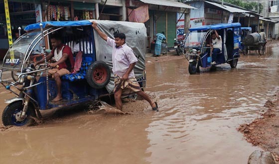 হিজলা-মুলাদী সড়কে খানাখন্দ-জলাবদ্ধতা, দুর্ভোগে মানুষ
