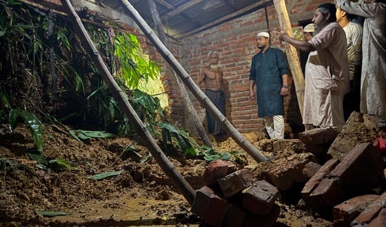 ঈদগাঁওতে ক্ষতিগ্রস্তদের মাঝে ত্রাণ তৎপরতা অব্যাহত