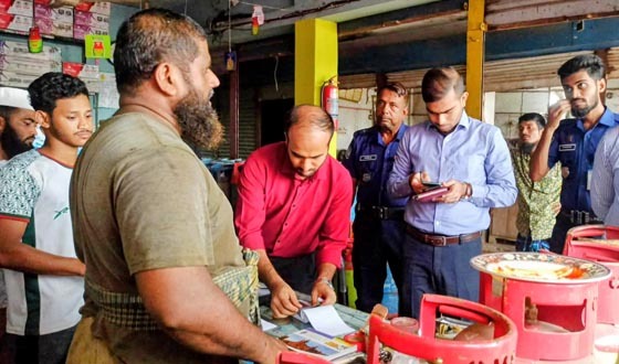 চাঁদপুরে এলজিপি সিলিন্ডার বিক্রি যাচাইয়ে প্রশাসনের অভিযান