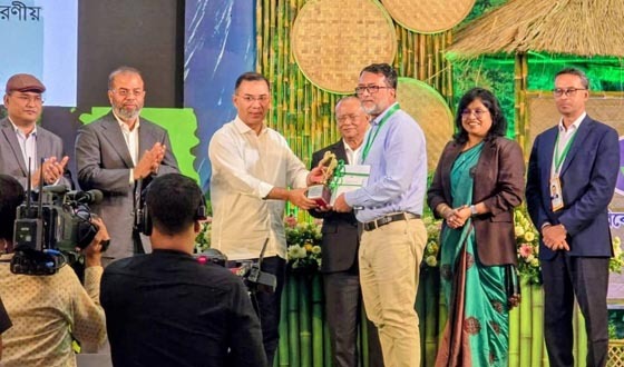 পরিবেশ শিক্ষা ও সচেতনতা বিভাগে 'জাতীয় পরিবেশ পুরস্কারে ভূষিত মনির হোসেন