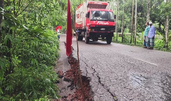 সপ্তাহব্যাপী প্রবল বর্ষণে বাবুগঞ্জে আঞ্চলিক সড়কে ধস