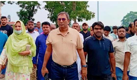 চাঁদপুর সুখ দুঃখের কথা শুনতে সাধারণ মানুষের মাঝে এমপি মানিক