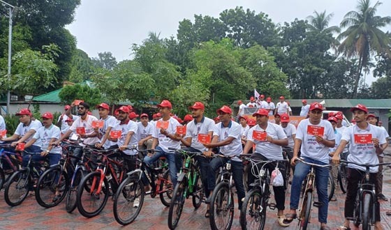 পাবনায় মাদকের বিরুদ্ধে লাল কার্ড প্রদর্শন ও সাইকেল র‌্যালি