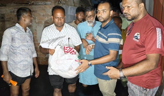 অভয়নগরে পানিবন্দি পরিবারকে খাদ্য সহায়তা পৌঁছে দিলেন ইউএনও