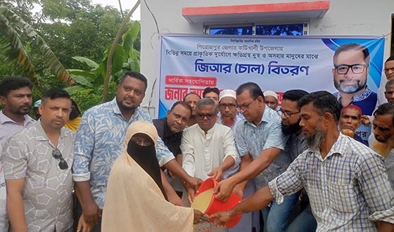 কাউখালীতে দুর্যোগে ক্ষতিগ্রস্ত ১ হাজার পরিবারের মাঝে চাল বিতরণ