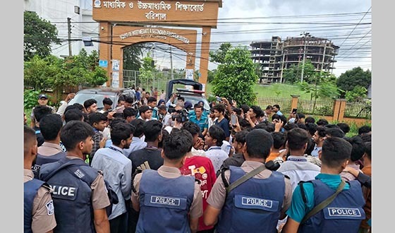 শিক্ষামন্ত্রীর পদত্যাগের দাবিতে বরিশালে মহাসড়ক অবরোধ করে বিক্ষোভ