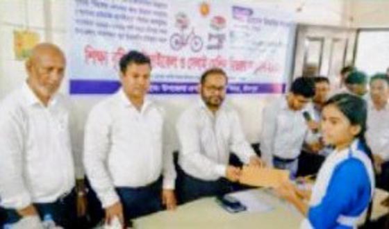 চাঁদপুরে শিক্ষার্থীদের শিক্ষাবৃত্তি, বাইসাইকেল ও সেলাই মেশিন বিতরণ