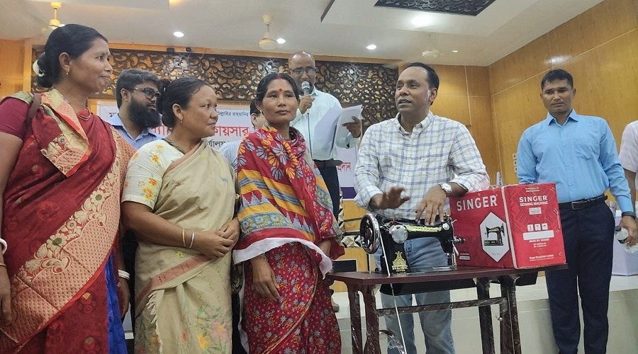 কলমাকান্দায় ক্ষুদ্র নৃ-গোষ্ঠীর উন্নয়নে বাইসাইকেল, সেলাই মেশিন ও উপবৃত্তি বিতরণ
