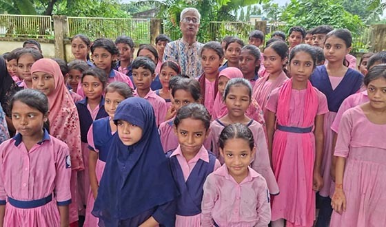 বৃষ্টির মধ্যেও পাঠদান অব্যাহত, বিদ্যালয়ের মাঠ ও ভবন সংস্কারের নির্দেশ