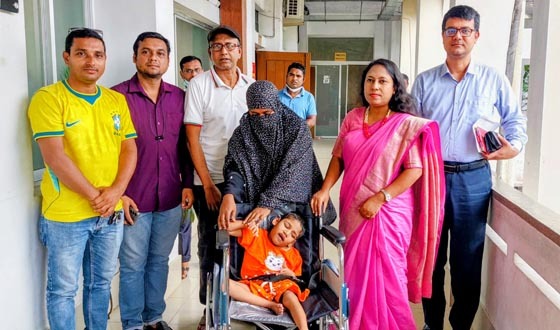 শেরপুরে হুইল চেয়ার পেল প্রতিবন্ধী শিশু মানসুরা