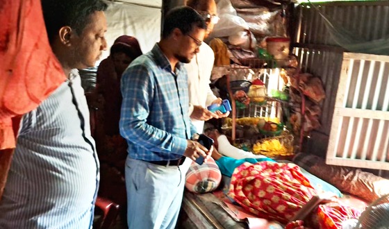 হোমনায় আহত ছাত্রীদের পাশে ইউএনও, দিলেন আর্থিক সহায়তা