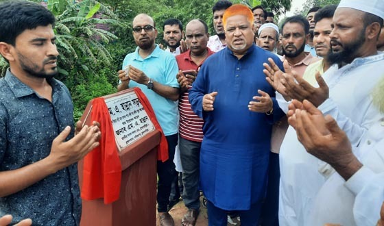 নাসিরনগরে এমপি হান্নানের ইটের সোলিং রাস্তার উদ্বোধন