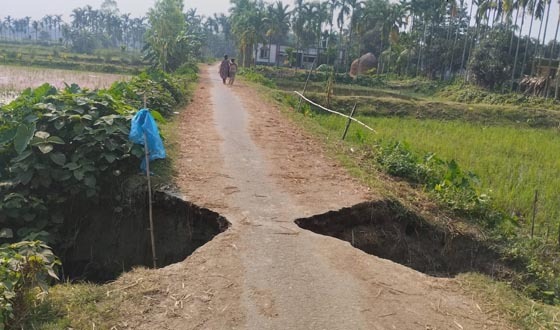 ঝিনাইগাতীতে ভাঙা সড়কে হাজারো মানুষের ভোগান্তি