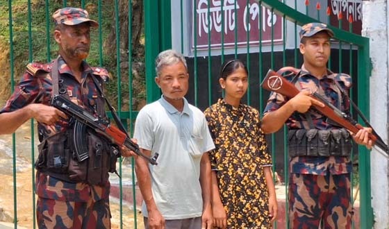 ভারতে পাচারের চেষ্টা কালে পাচারকারী ও কিশোরী আটক