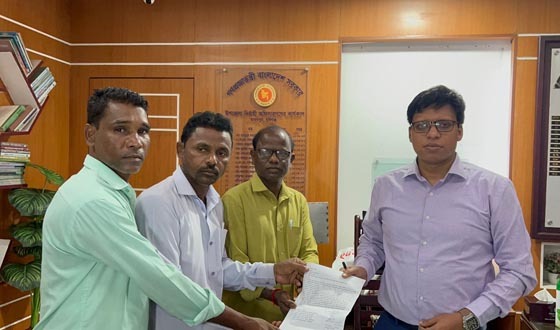 চা শ্রমিকদের বকেয়া পরিশোধের দাবিতে ইউএনও’র কাছে স্মারকলিপি